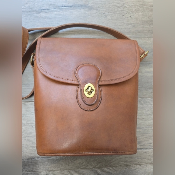 Coach Handbags - Vintage Coach Shoulder Bag British Tan Leather Classic Fisherman Grandpa